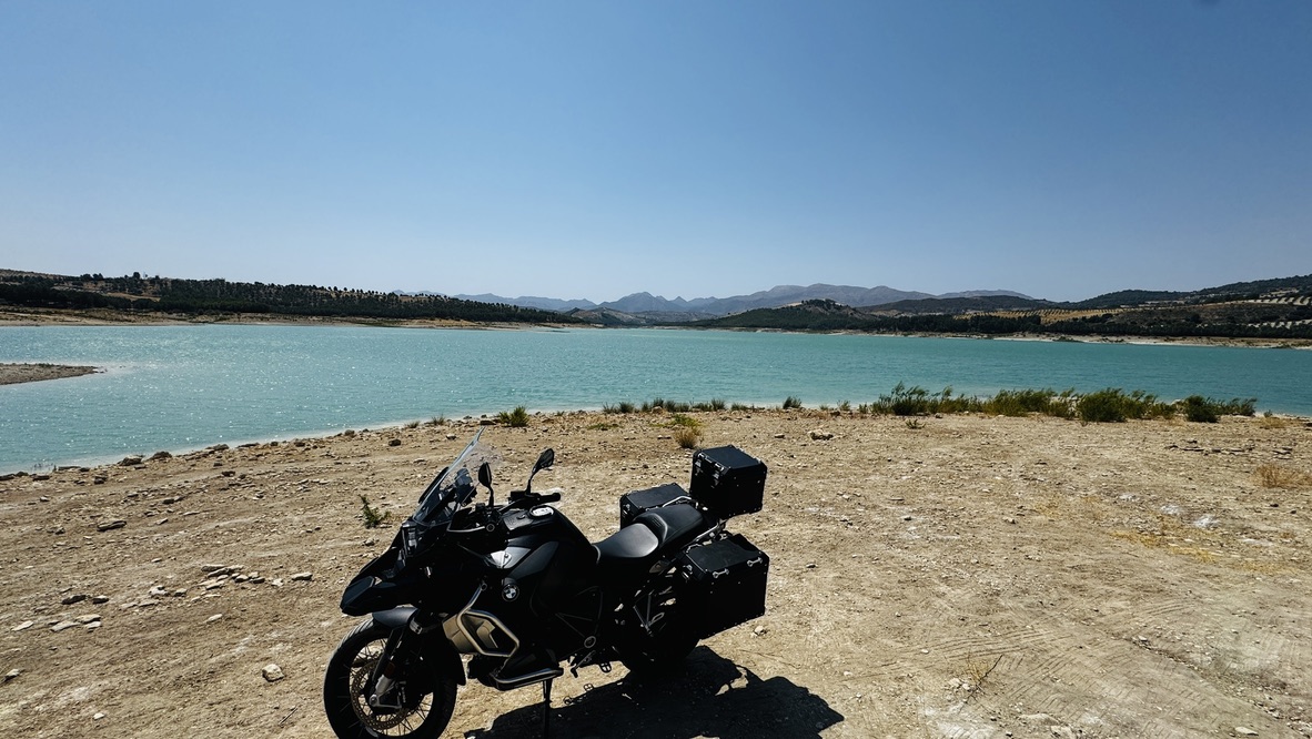 Motorradfahrer auf Bergstraße in Andalusien
