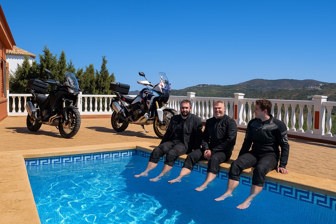 Weißes Dorf in Andalusien am Berghang