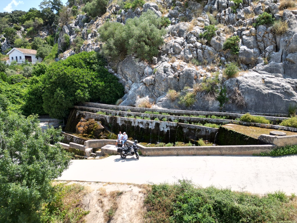 Andalusische Landschaft mit Olivenhainen und Bergen